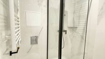 Asciugacapelli, asciugamani, sapone, shampoo