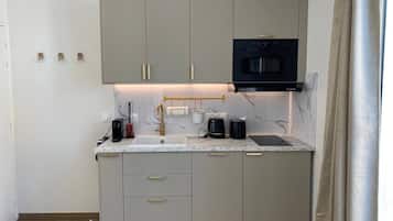 冷蔵庫、電子レンジ、オーブン、コンロ