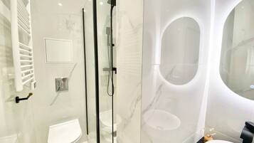 Asciugacapelli, asciugamani, sapone, shampoo