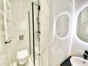 Asciugacapelli, asciugamani, sapone, shampoo