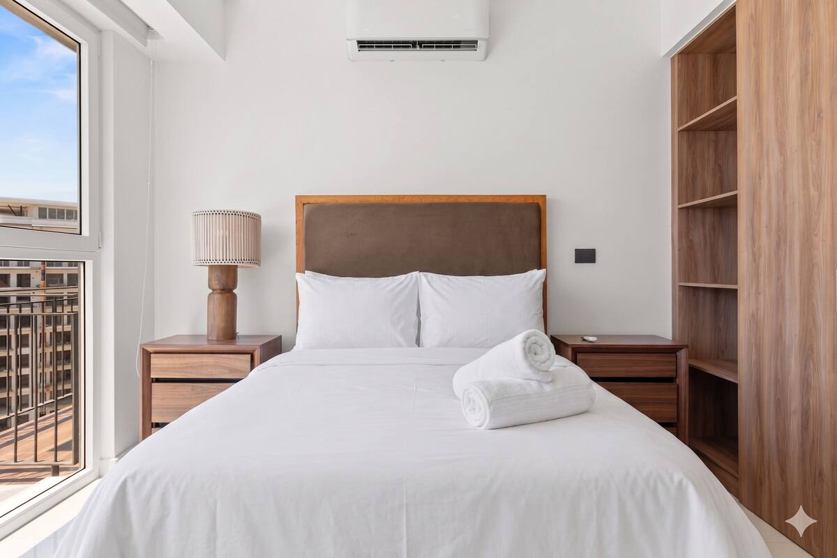 Premium bedding, in-room safe, laptop workspace, blackout curtains