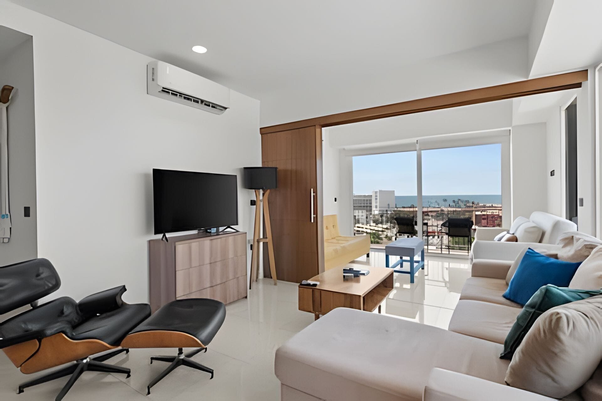Apartamento Gallery | Zona de estar | Una televisión LED