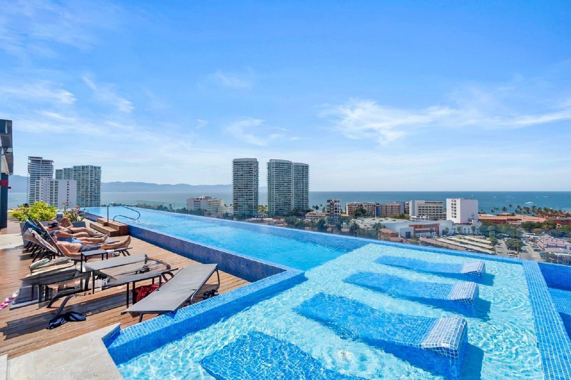 Apartamento | Piscina | Una piscina al aire libre, tumbonas