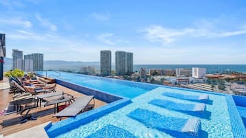 Apartamento | Piscina | Una piscina al aire libre, tumbonas