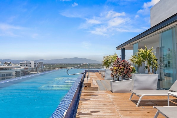 Appartement familial | Piscine | Piscine extérieure, chaises longues