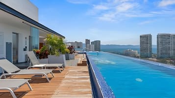 Utendørsbasseng og solsenger