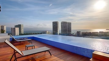 Departamento Prestigio | Alberca | Alberca al aire libre y camastros