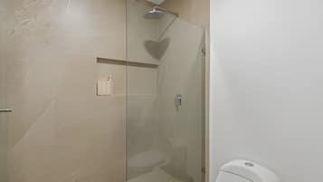 Dusche, kostenlose Toilettenartikel, Haartrockner, Handtücher