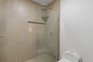 Shower, free toiletries, hair dryer, towels - Zoho Skies by Monyxbnb (Puerto Vallarta)