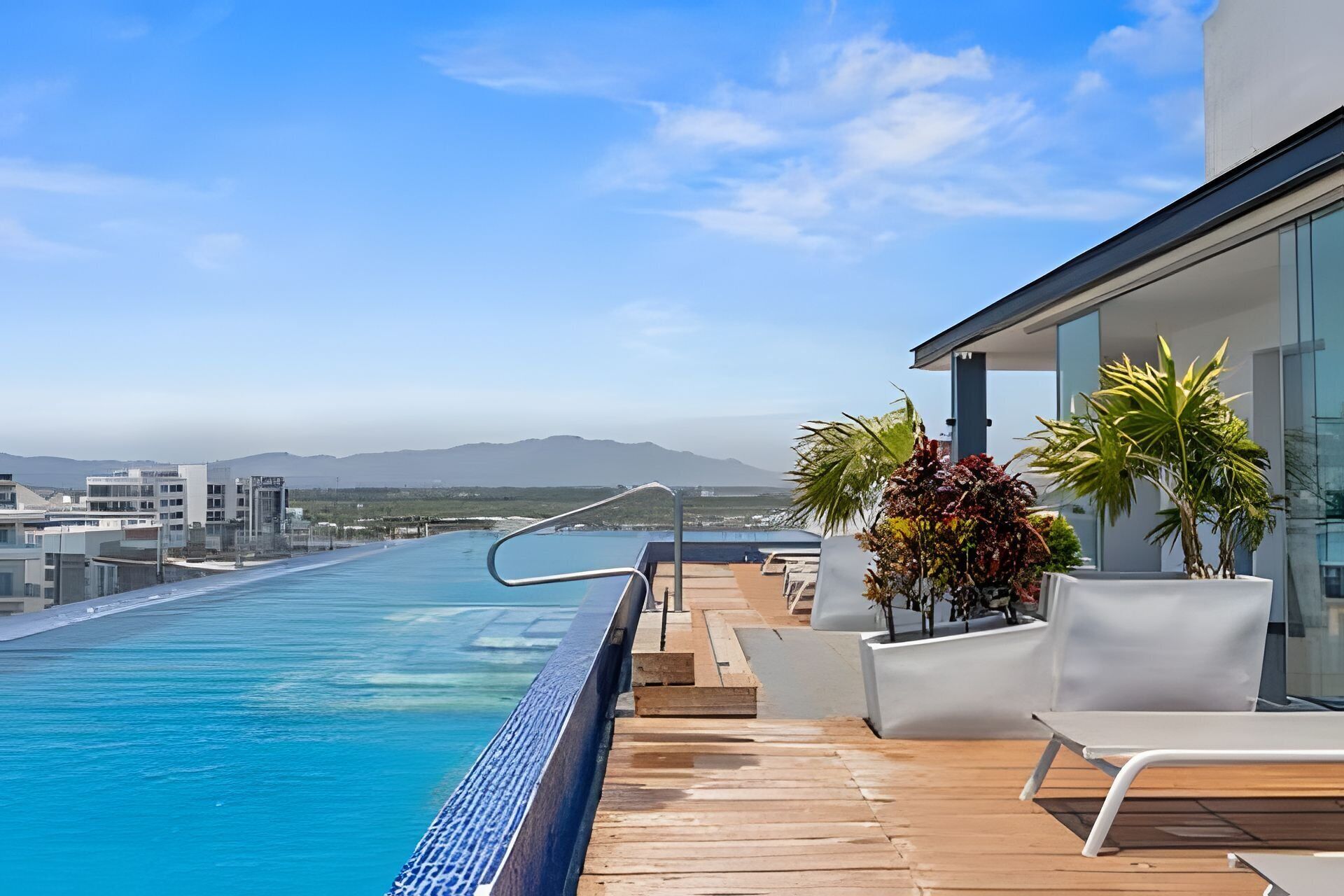 Apartment | Pool | Außenpool, Liegestühle