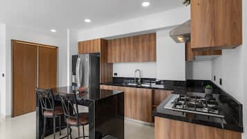 Full-size fridge, microwave, oven, stovetop