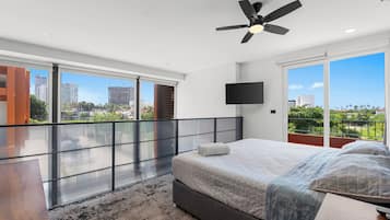 Premium bedding, in-room safe, laptop workspace, blackout curtains