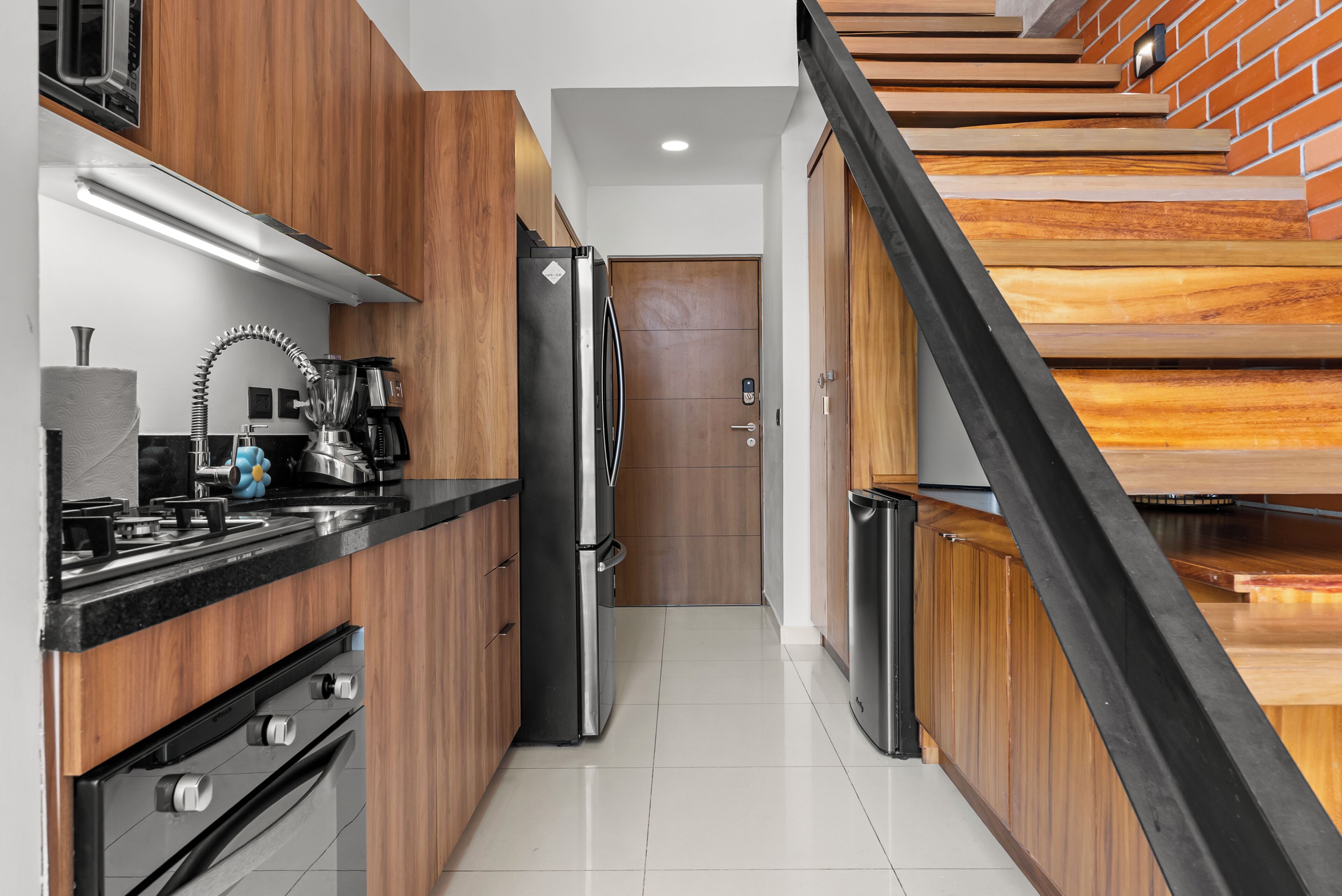 Coffee/tea maker, full-sized fridge, microwave, oven
