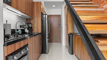 Coffee/tea maker, full-sized fridge, microwave, oven