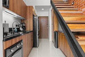 Coffee/tea maker, full-size fridge, microwave, oven