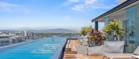 Een buitenzwembad en ligstoelen