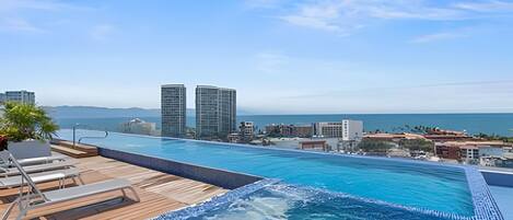 Gallery-Apartment | Pool | Außenpool, Liegestühle
