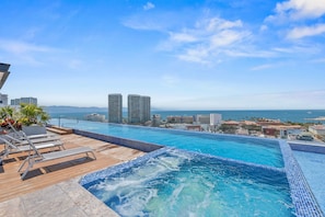 Outdoor pool, pool loungers - Zoho Skies by Monyxbnb (Puerto Vallarta)