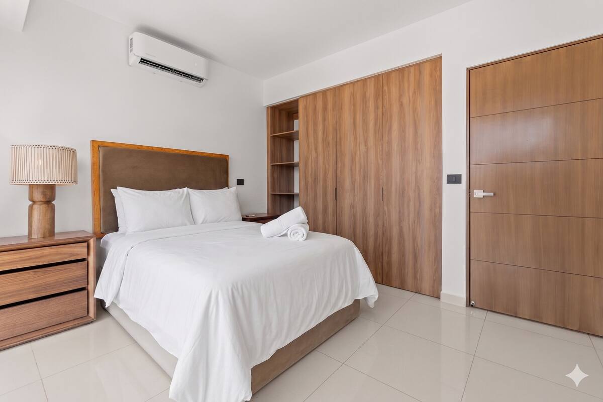 Premium bedding, in-room safe, laptop workspace, blackout curtains