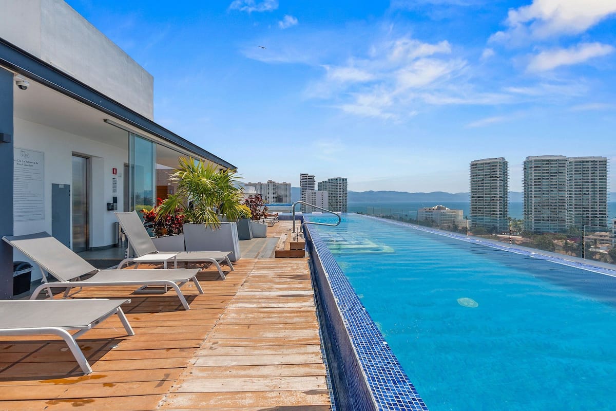 Piscina externa, espreguiçadeiras
