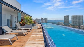 Piscina externa, espreguiçadeiras