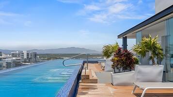 Apartamento junior | Piscina | Una piscina al aire libre, tumbonas