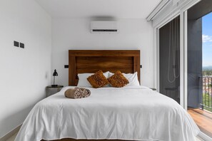 3 bedrooms, Egyptian cotton sheets, premium bedding, blackout curtains