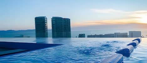 Piscine extérieure, chaises longues