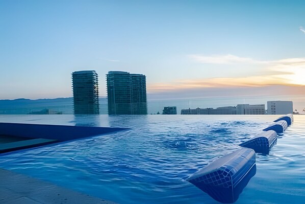 室外游泳池,日光浴躺椅