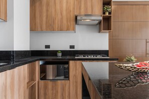 Großer Kühlschrank, Mikrowelle, Ofen, Herdplatte