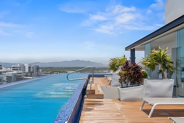 Outdoor pool, sun loungers - Zoho Skies by Monyxbnb (Puerto Vallarta)