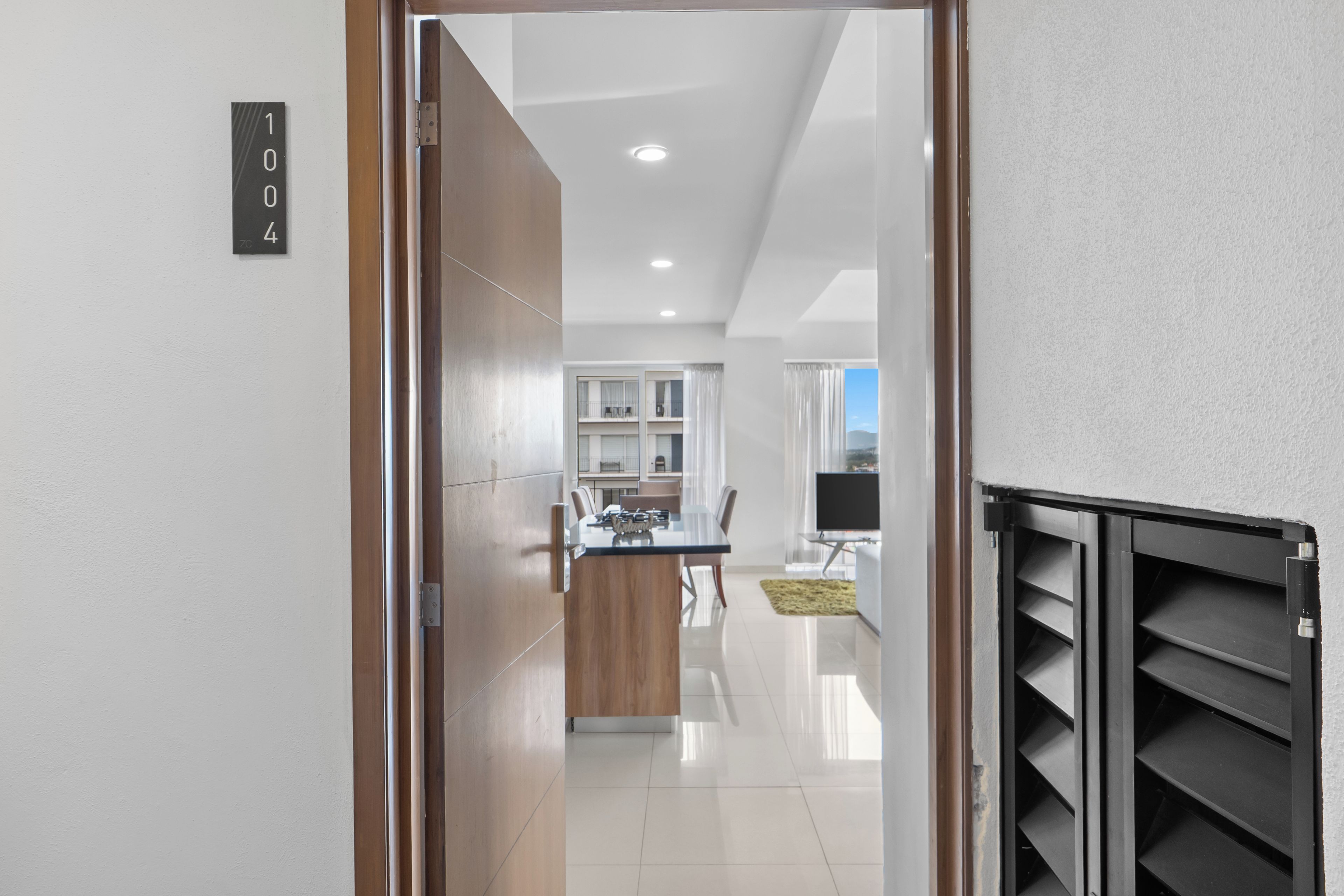 Un interior moderno con cocina, comedor y vistas al exterior.