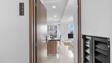 Un interior moderno con cocina, comedor y vistas al exterior.
