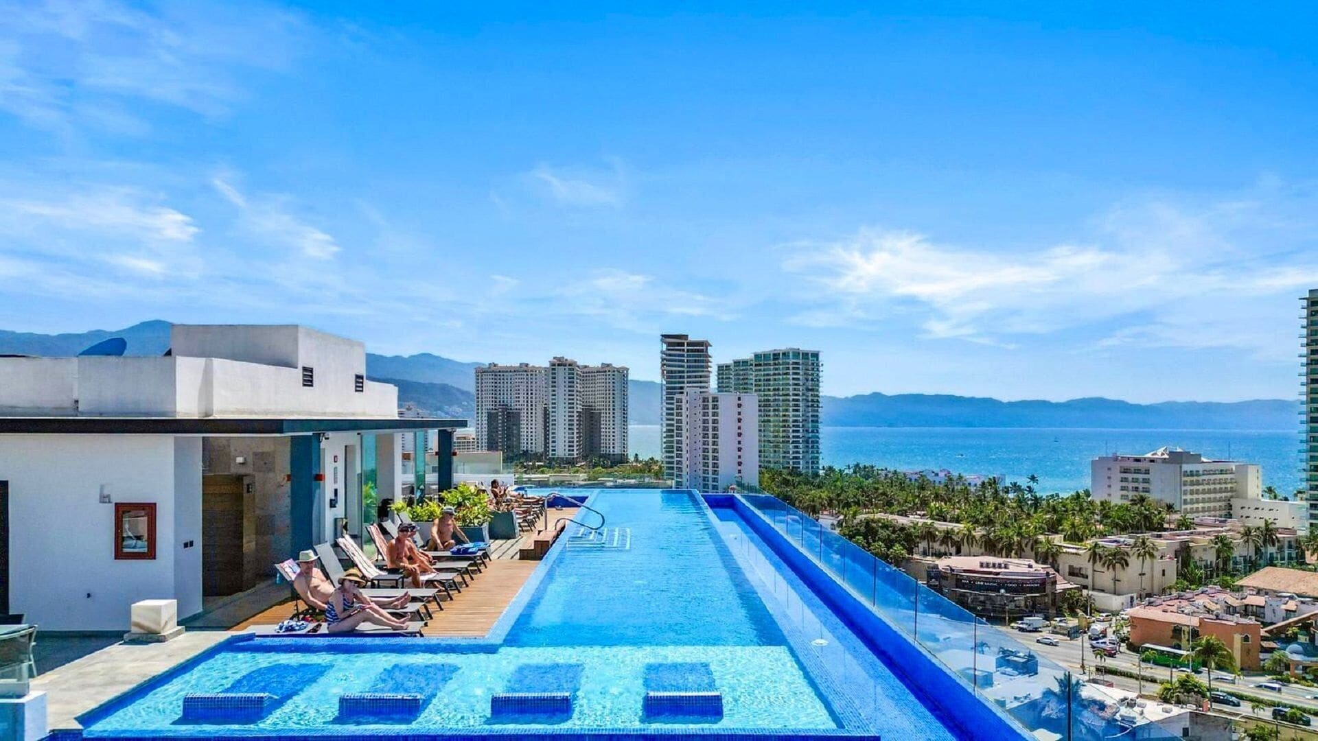 Deluxe Apartment | Pool | Outdoor pool, pool loungers