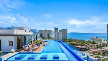 Deluxe Apartment | Pool | Outdoor pool, pool loungers