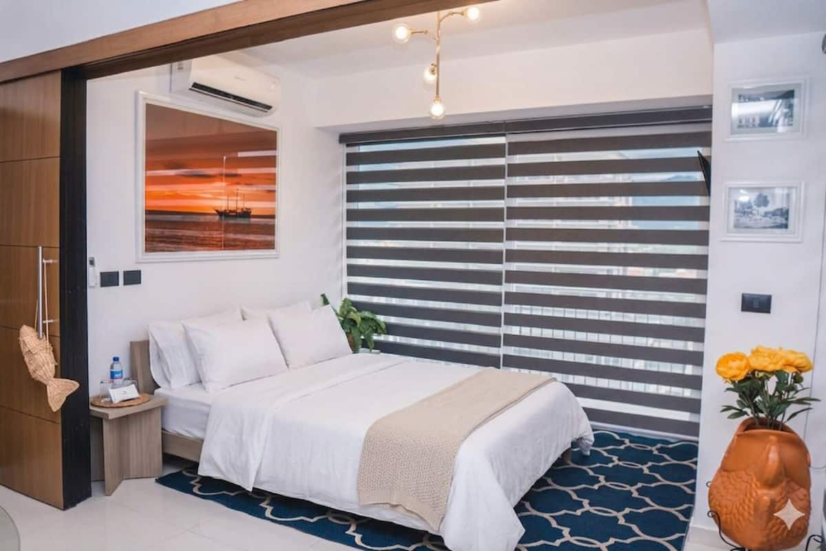 Ropa de cama de alta calidad y espacio para trabajar con un portátil
