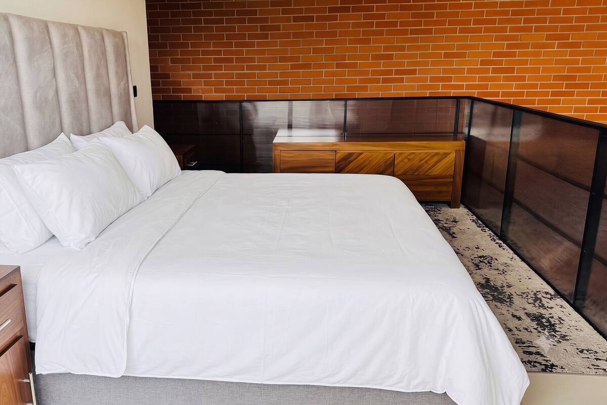 Premium bedding, in-room safe, laptop workspace, blackout curtains