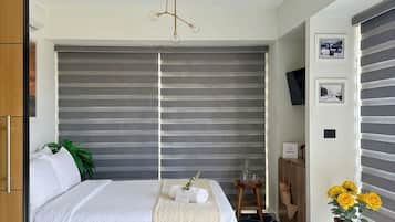 Ropa de cama de alta calidad y espacio para trabajar con un portátil