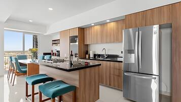 Departamento Gallery | Cocina privada | Refrigerador con congelador, microondas y cafetera y tetera