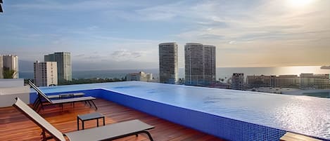 Departamento Prestigio | Alberca | Alberca al aire libre y camastros