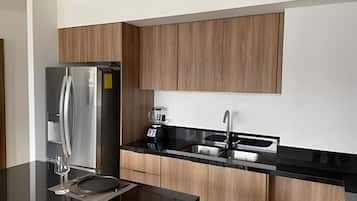 Apartamento junior | Cocina privada | Frigorífico grande, microondas, horno y placa de cocina
