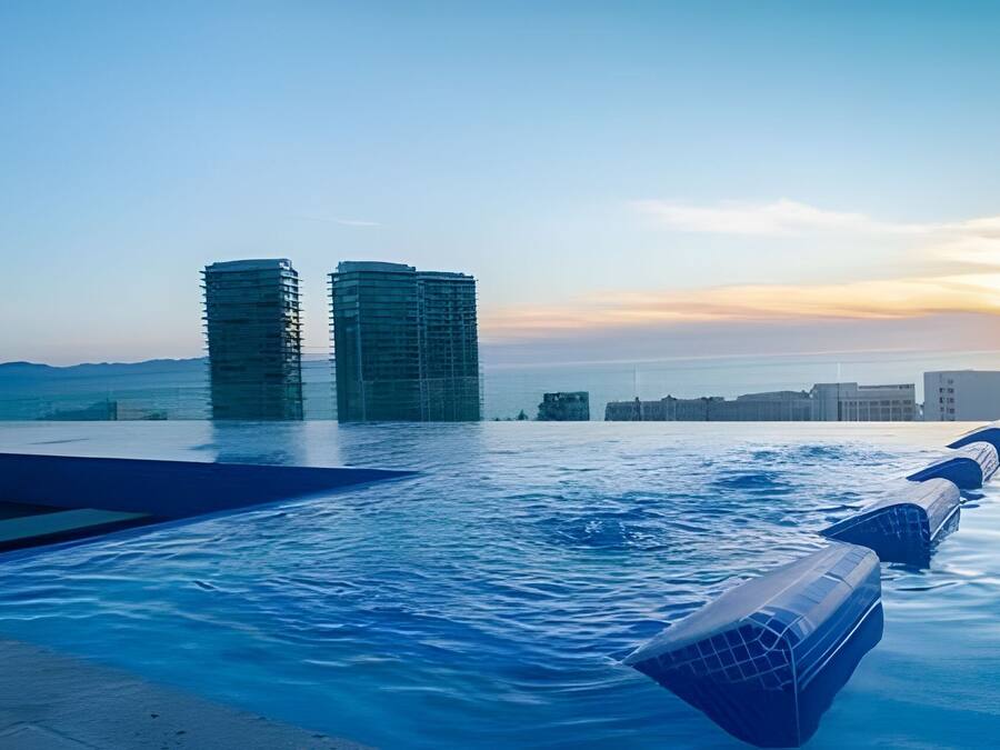 Alberca al aire libre y camastros