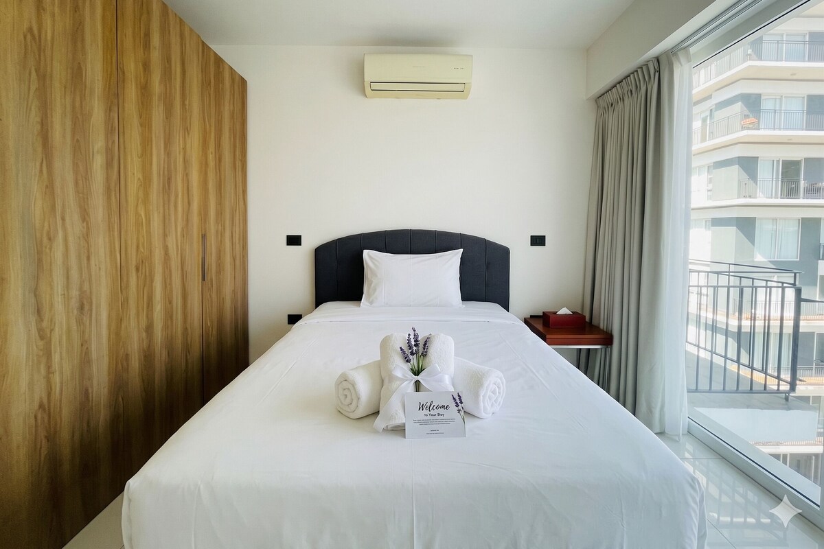 Premium bedding, in-room safe, laptop workspace, blackout drapes