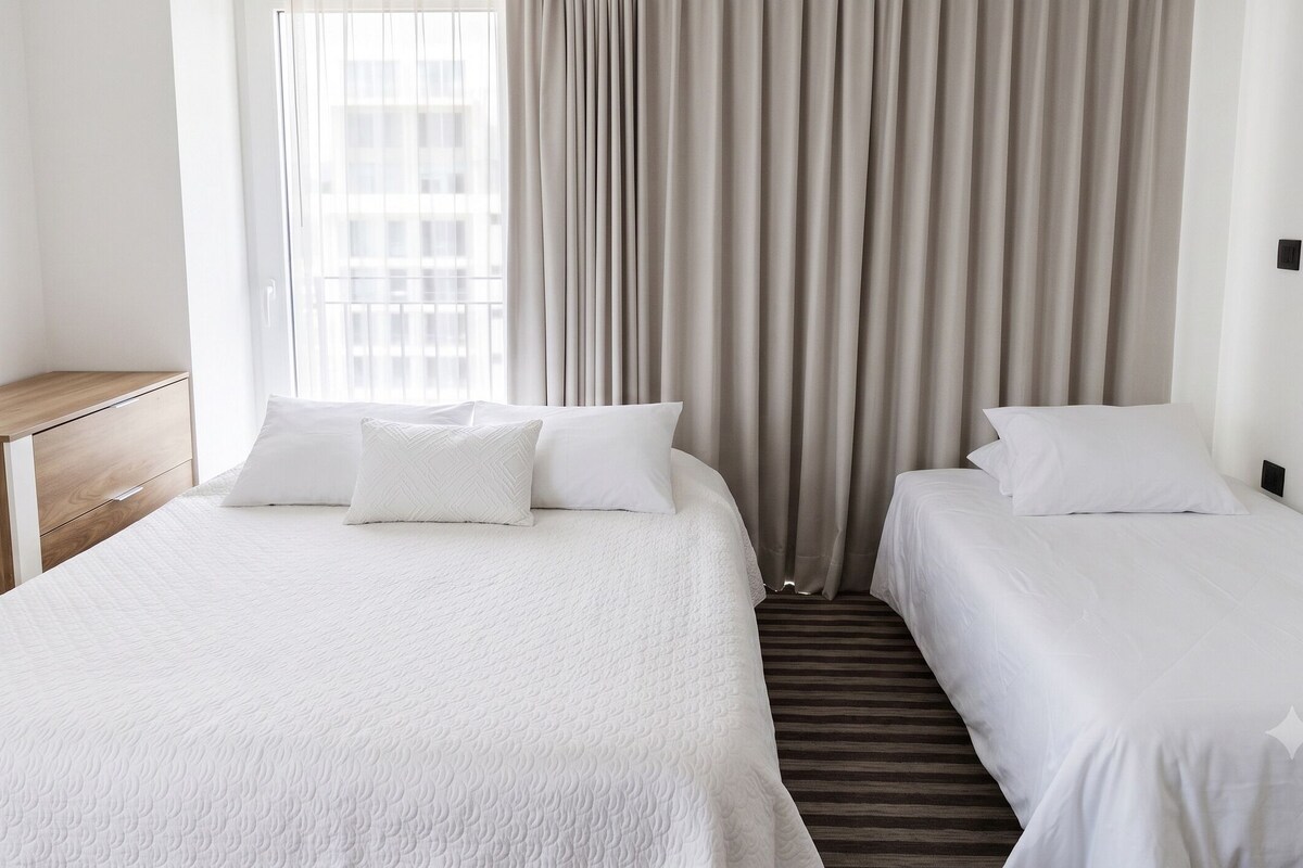 Premium bedding, in-room safe, laptop workspace, blackout drapes