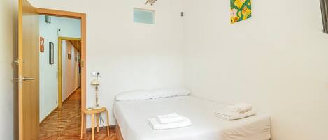 2 soveværelser, skrivebord, strygejern/strygebræt, internetforbindelse