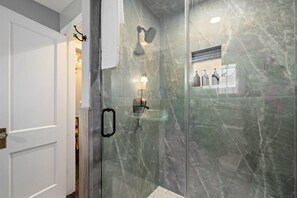 Shower, hair dryer, towels - Pet friendly, huge shaded backyard, 3 blocks from the beach (Galveston)