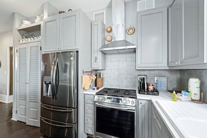 Fridge, microwave, oven, stovetop - Pet friendly, huge shaded backyard, 3 blocks from the beach (Galveston)