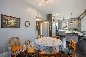 Dining - Pet friendly, huge shaded backyard, 3 blocks from the beach (Galveston)