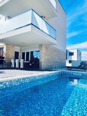 Utendørsbasseng og et oppvarmet basseng