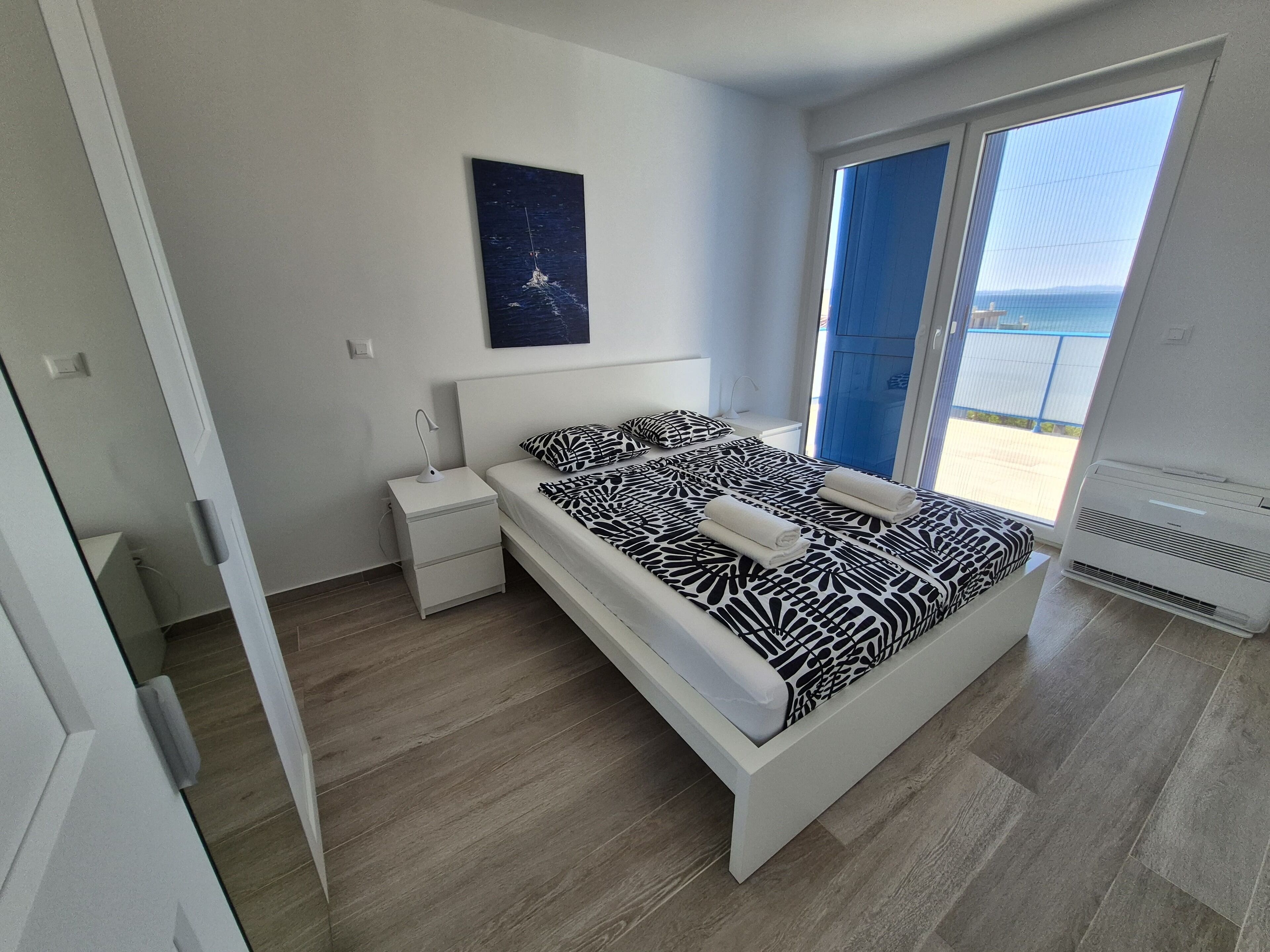 5 habitaciones, escritorio y tabla de planchar con plancha 